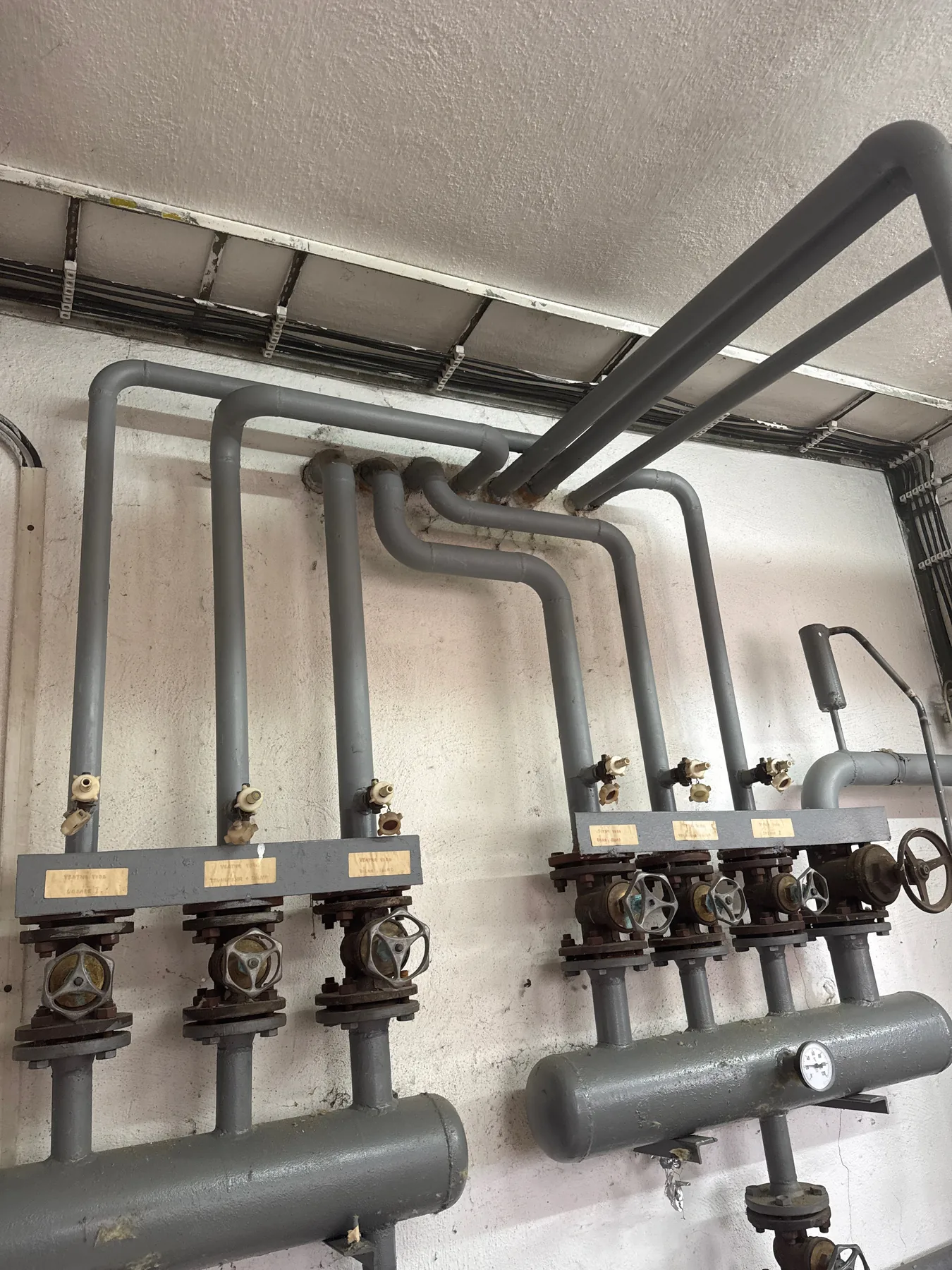 Původní elektroinstalace a rozvody v kotelně před rekonstrukcí